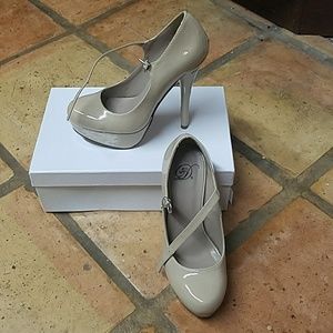 Nude pumps